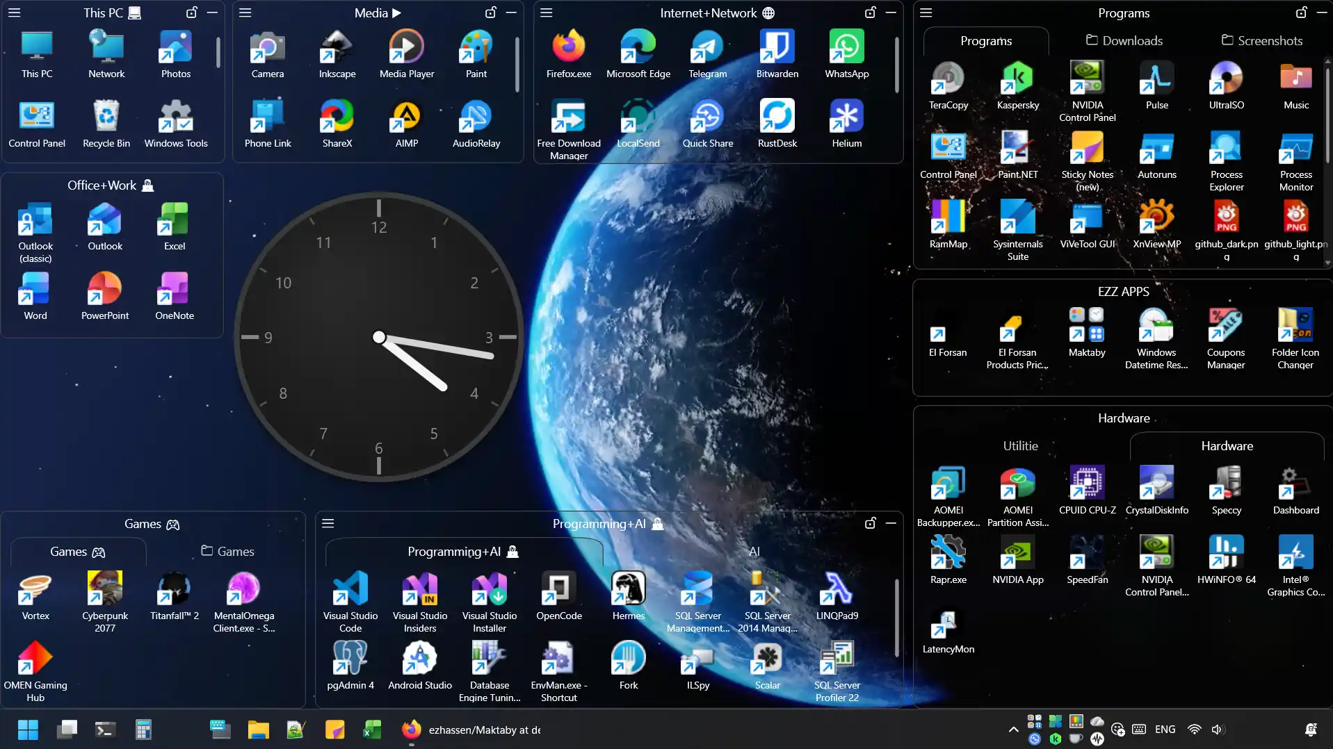 Maktaby boxes holding app shortcuts on a Windows desktop, with a clock widget